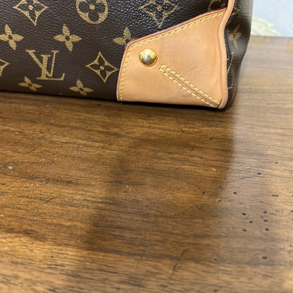 Louis Vuitton Retiro EUC. Comes with bag and receipt - Picture 6 of 17